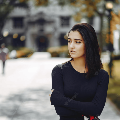 stylish-girl-walking-through-her-school-s-campus_1157-17419